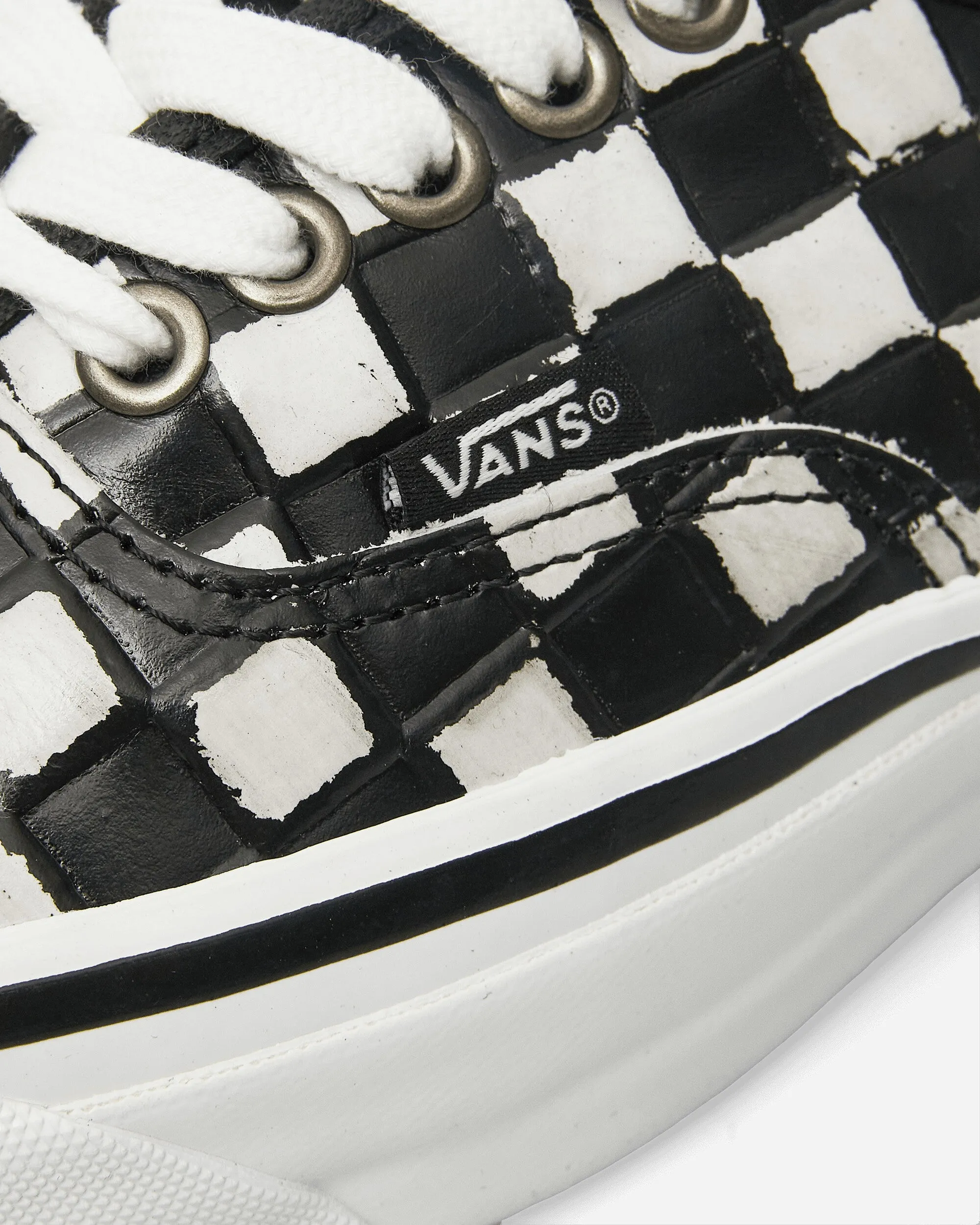 Authentic 44 Leather Check Vibram Sneakers Black / White